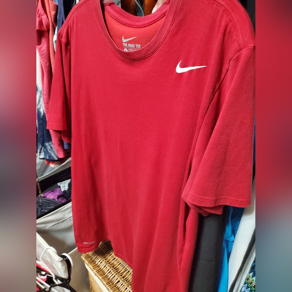 NIKE Dry-Fit Athletic Cut T-Shirt - Large - Red - Picture 2 of 6